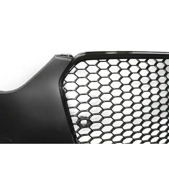 Støtfanger foran Audi A4 B8 RS Style Black med sekskantet sort plastgitter og høyglans ramme.