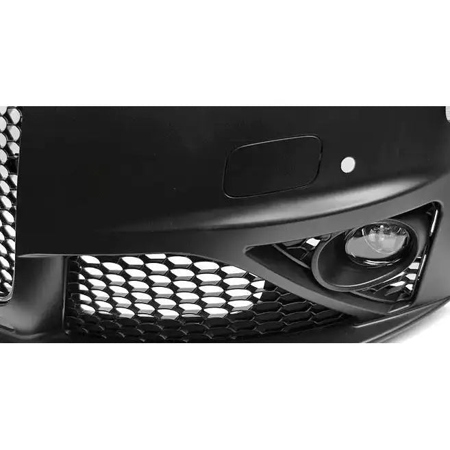 Frontbumper for Audi A4 B8 RS Style i sort med bikubemønster og integrert tåkelys, sett fra skrå vinkel.