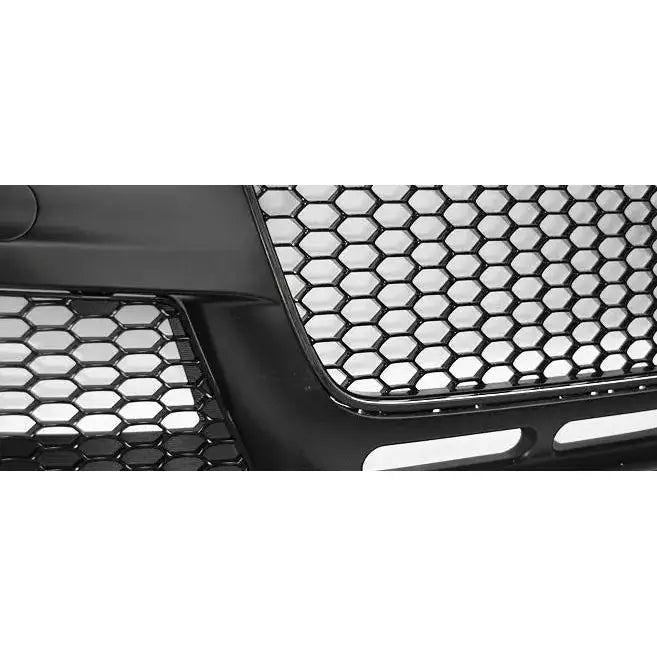 Støtfanger foran Audi A4 B8 RS Style med sort sekskantet grill og kromdetaljer, vist fra skrå vinkel.