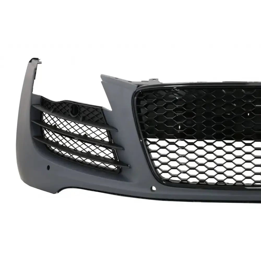 Front bumper til Audi R8 06-15 med bikubemønstret luftinntak og horisontale ribber sett fra skrå vinkel.