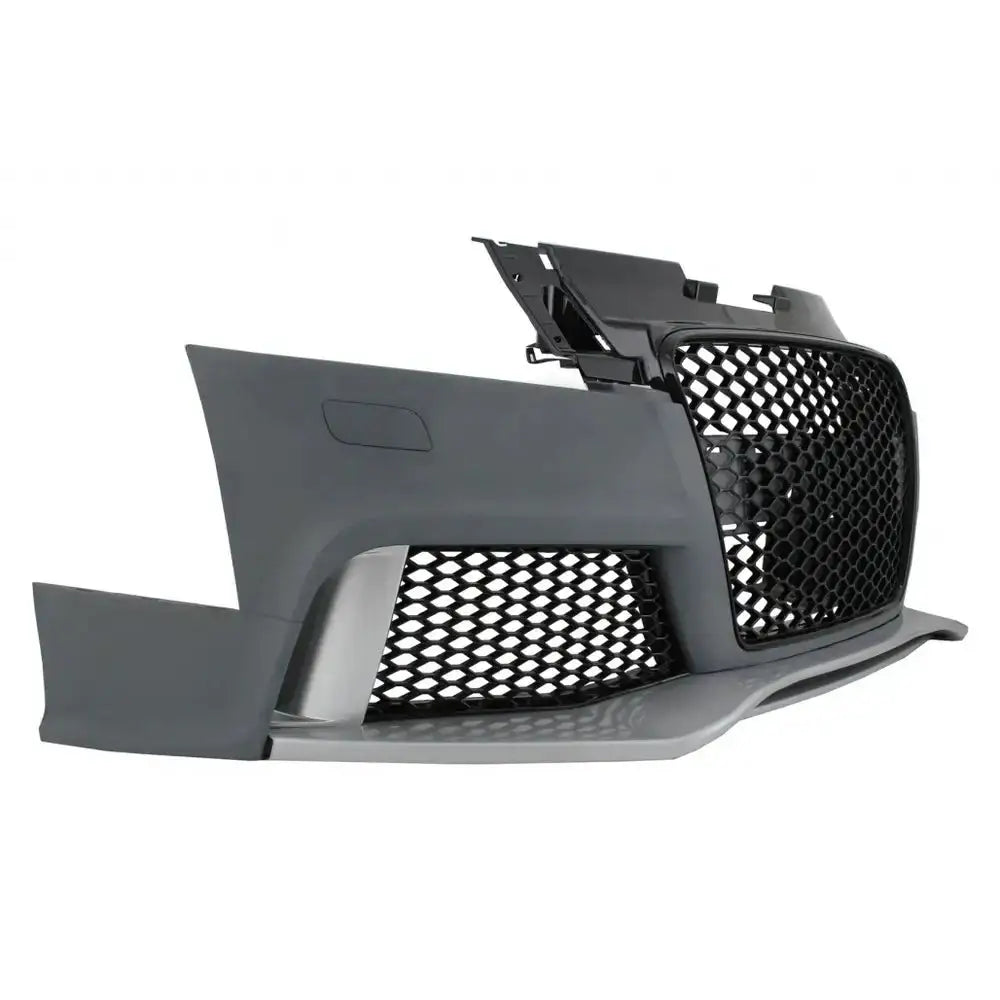 Front bumper til Audi TT 06-14 i matt grå plast med sort bikubemønstret grill, skrå forfra.