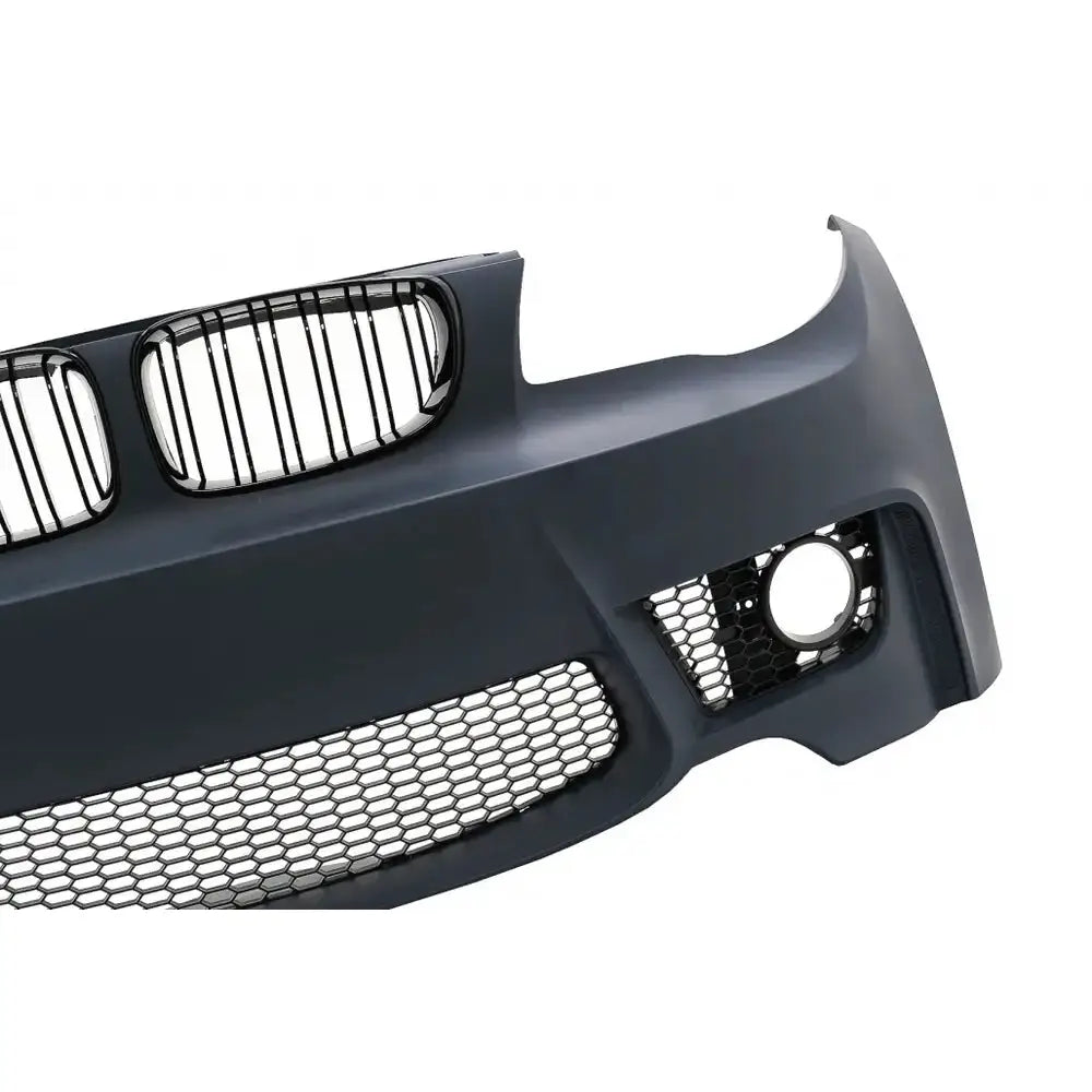Frontfanger til BMW 1 Serie E81 04-07 i sort plast med sekskantet netting og åpning for tåkelys.