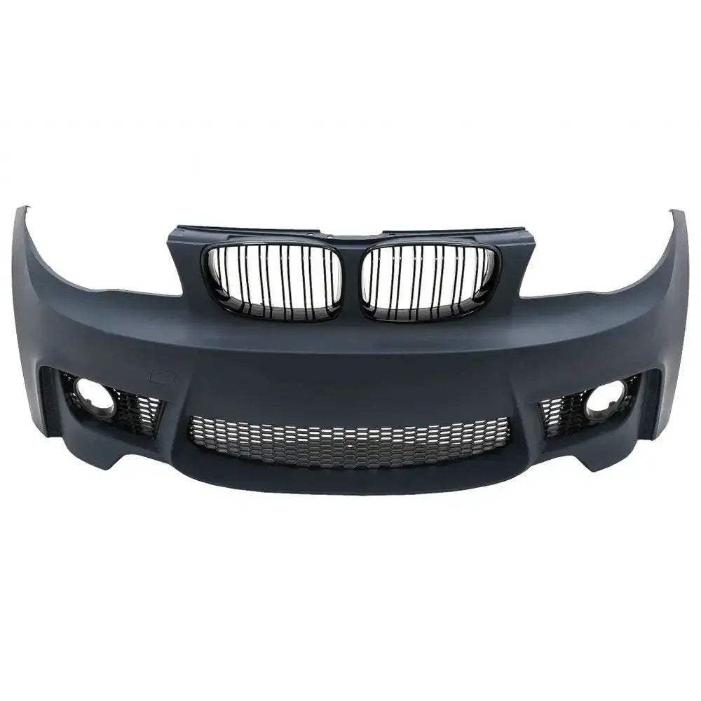 Front bumper til BMW 1 Serie E81 04-07, svart plast med luftinntak og grilldetaljer, sett forfra.