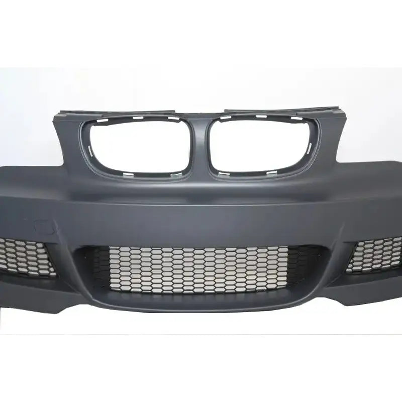 Frontfanger BMW 1 Serie E88 07-11 i svart plast med store åpninger og sort netting, sett forfra.
