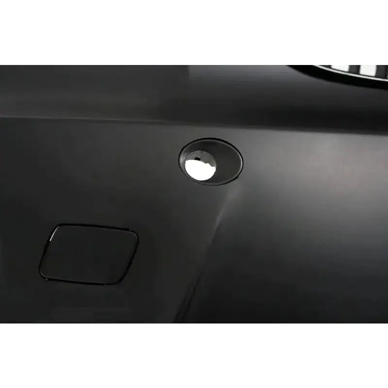 Front bumper for BMW 1 Serie E88 nærbilde med rund åpning og firkantet luke i matt svart finish.