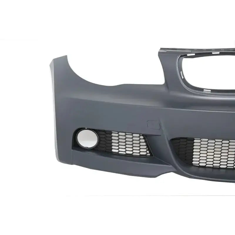 Front bumper til BMW 1 Serie E88 07-11 i mørkegrå plast med bikubemønstret grill, skrå frontvinkel.