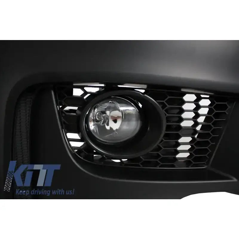 Frontfanger til BMW 1 Serie E88 med rund tåkelykt og sort sekskantet grill, nærbilde av matt overflate.