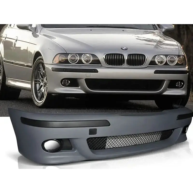 Støtfanger foran til BMW E39 M-Pack, grå plast med svart netting og hull til tåkelys, skrå forsidevinkel.