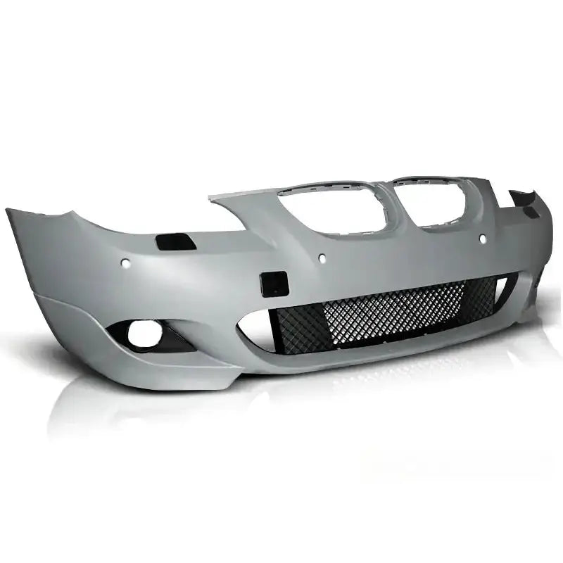 Frontfanger til BMW E60 M-Pack med PDC, lys grå plast med svart netting, sett skrått forfra.