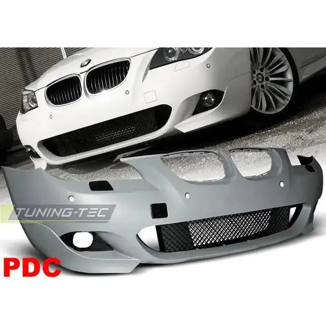 Frontfanger til BMW E60/61 M-Pack med sorte nettingrister, vist foran bil for sammenligning.