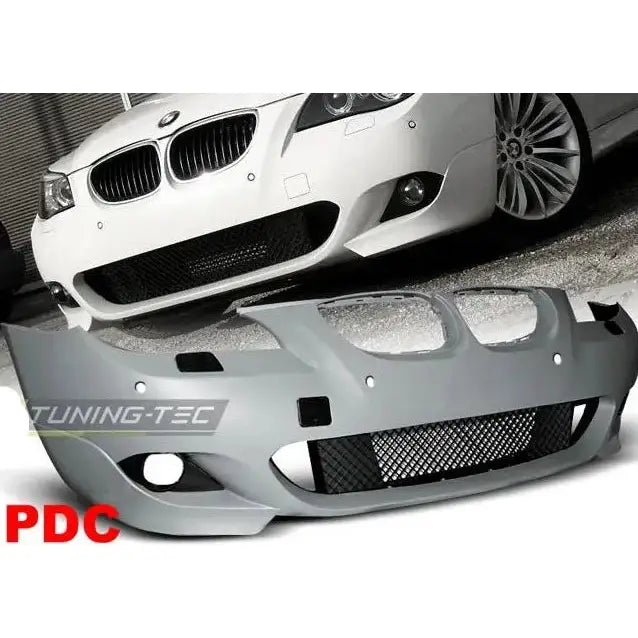 Frontfanger til BMW E60/61 07-10 M-Pack PDC i grå plast med sorte nett foran hvit bil.