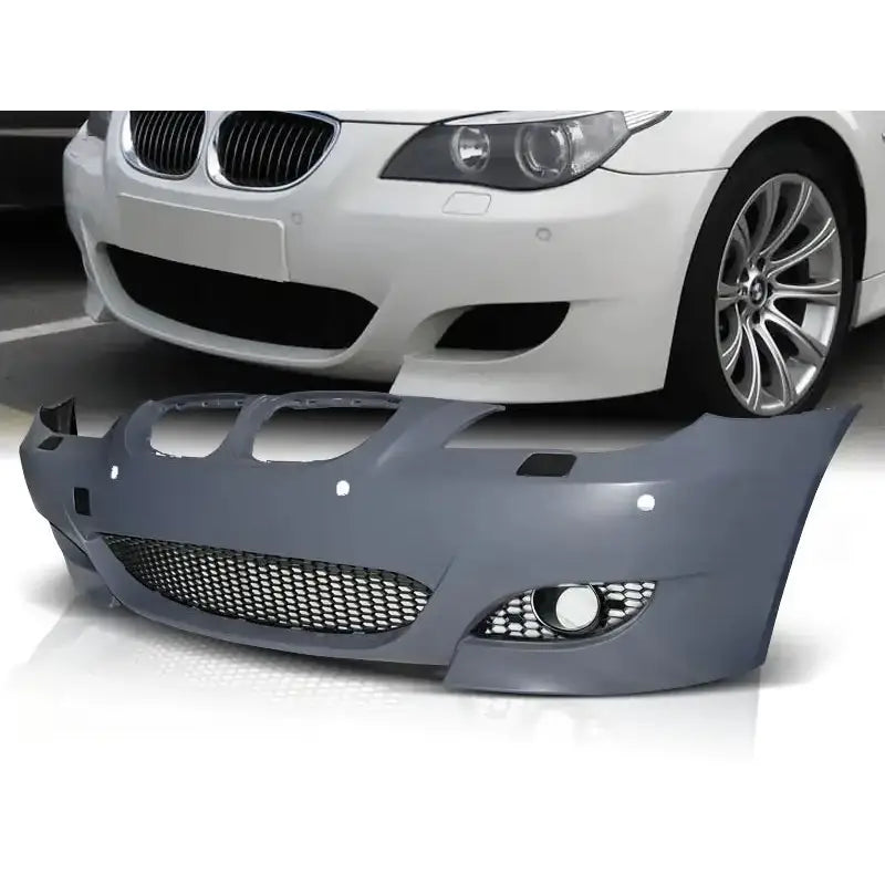 Støtfanger foran Bmw E60/E61 03-07 M5 Style PDC i mørk grå plast med nettgitter og tåkelysåpning.