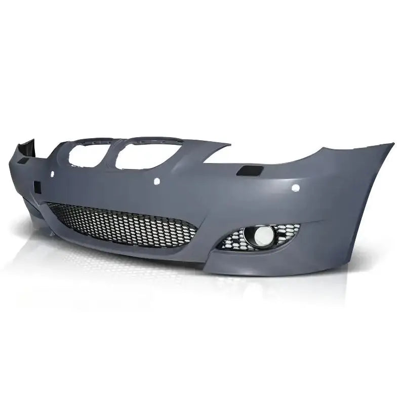 Frontfanger til BMW E60/E61 M5 Style med sort grillnetting og utskjæringer for tåkelys, skrå vinkel.