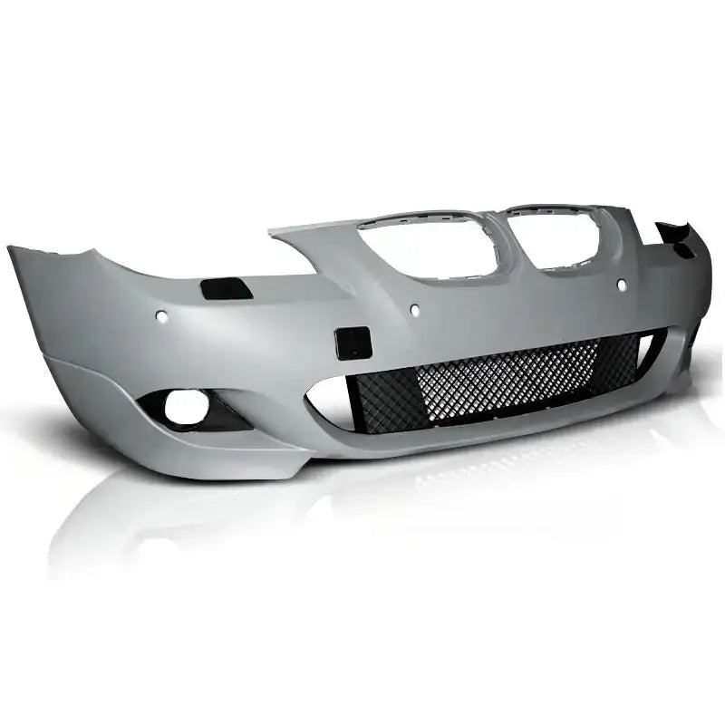 Frontfanger til BMW E60/E61 M-Pack 07-10 med sort netting, sensorhull og sideperspektiv.