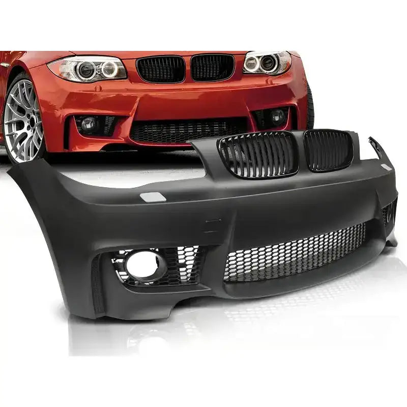 Støtfanger foran Bmw E81/82/87/88 M1 Style sort plast med store luftinntak, montert på rød bil.