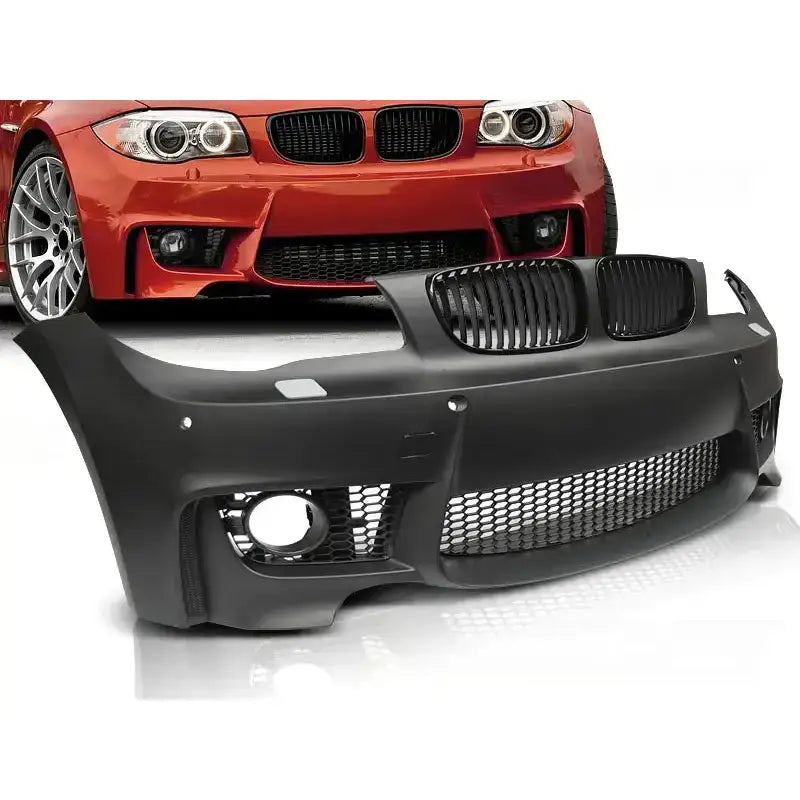 Støtfanger foran til BMW E81/82/87/88 M1 Style PDC, sort med stor grill, montert på rød bil.