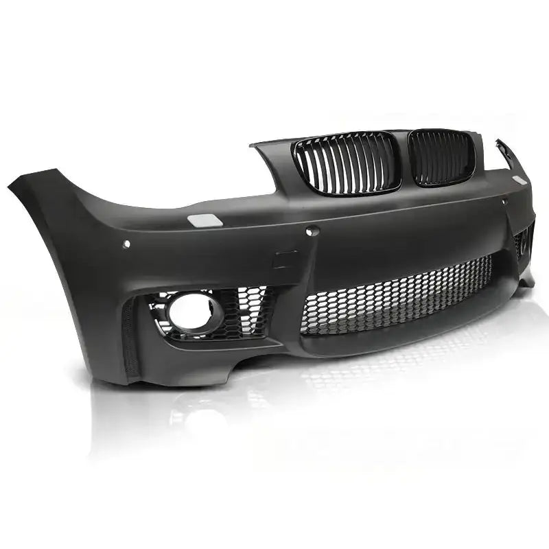 Frontfanger til BMW E81/E82/E87/E88 M1 Style med nettinggitter og tåkelysåpning, sett fra skrå vinkel.