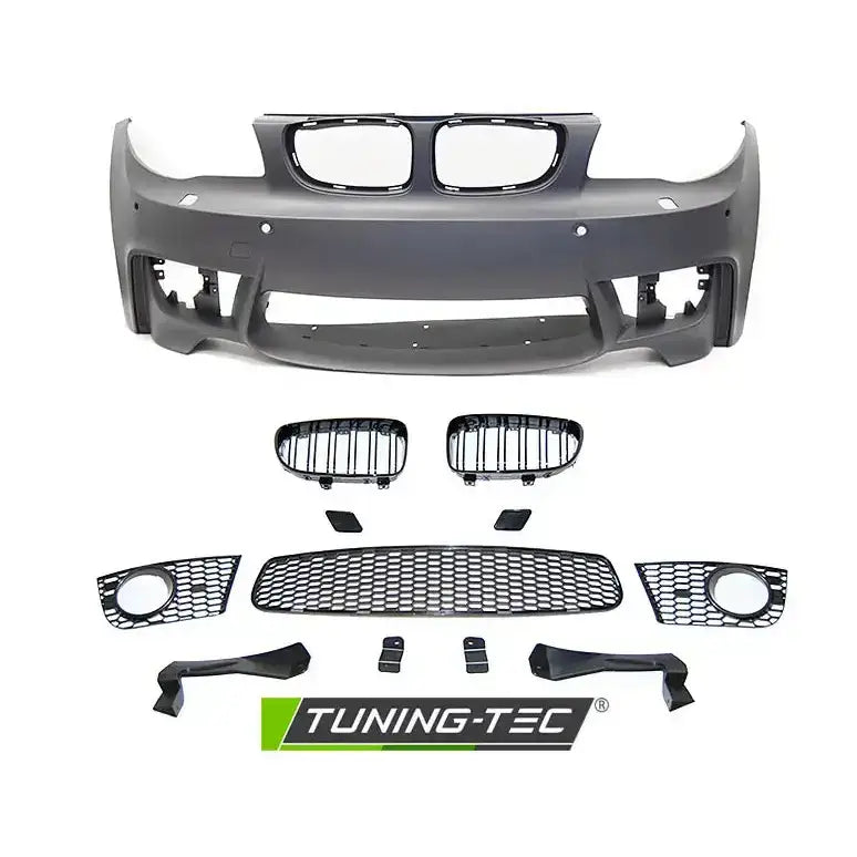 Frontbumper BMW E81/82/87/88 sport coupe style med sorte gitter og monteringsdeler på hvit bakgrunn.