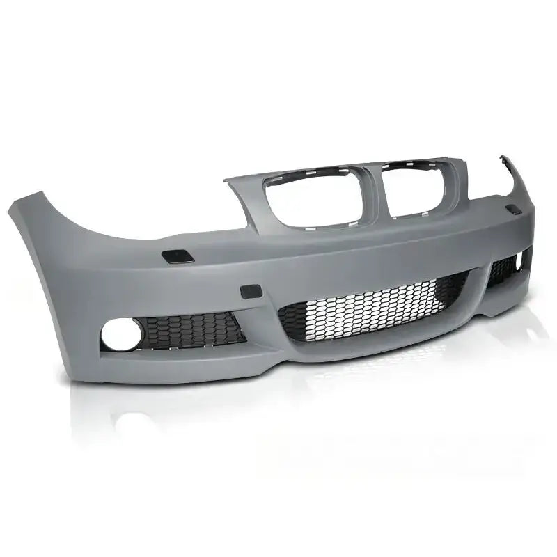 Frontfanger til BMW E81/E82/87/E88 LCI 07-13 M-Tech med luftinntak og sort netting, sett forfra fra siden.