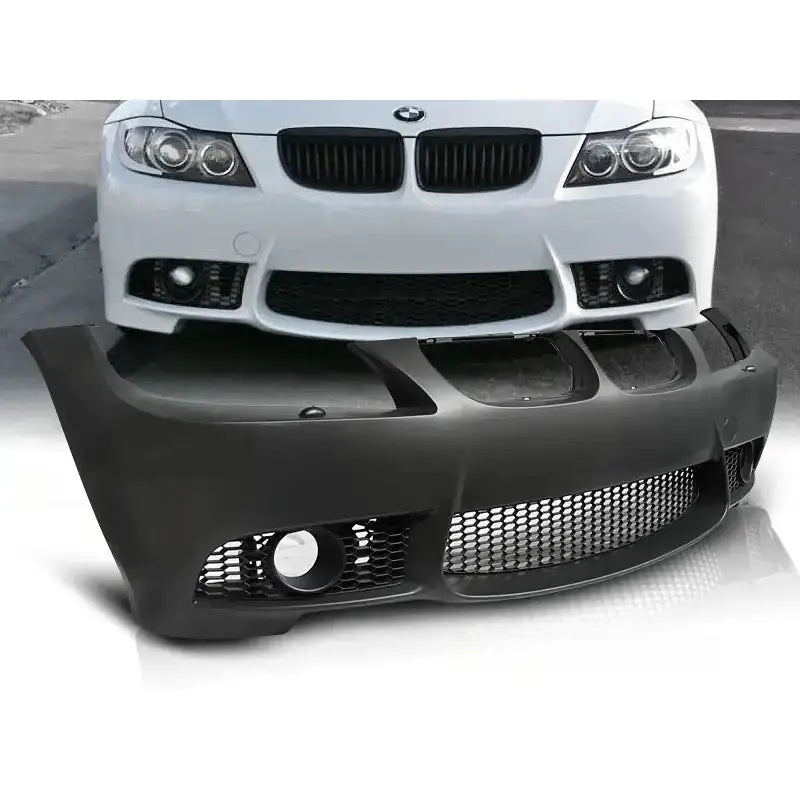 Støtfanger foran til BMW E90 05-08 M3 i svart plast med stort luftinntak og gitter, vist foran hvit bil.