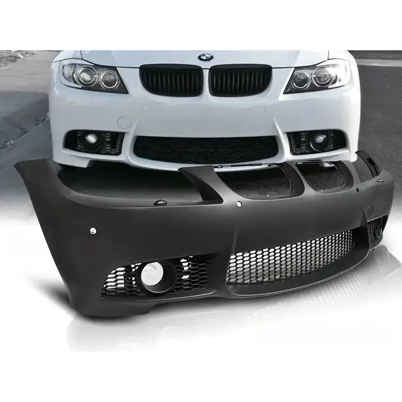 Støtfanger foran til BMW E90 05-08 M3 Style PDC, sort med netting og åpning for tåkelys, montert på hvit bil.