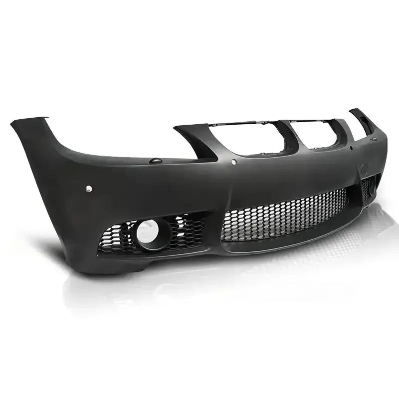 Frontfanger til BMW E90 05-08 M3 Style PDC med store luftinntak og lykteåpninger, sett fra skrå vinkel.