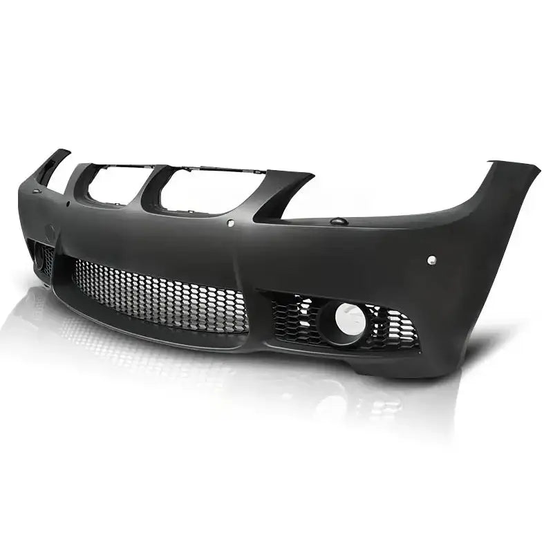 Frontfanger BMW E90 E91 M3 Style med store luftinntak og PDC, sett skrått forfra mot hvit bakgrunn.