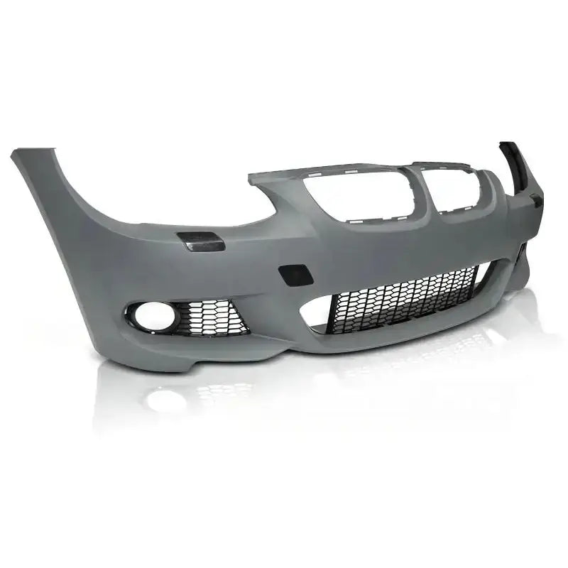 Frontfanger til BMW E92/E93 10-13 LCI M-Tech med sorte luftinntak og lykteutsparinger, sett skrått forfra.