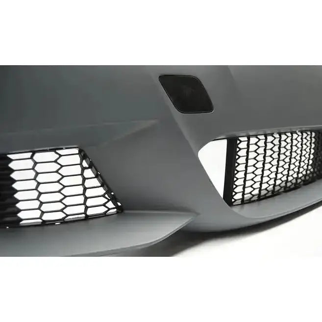 Støtfanger foran Bmw E92/E93 10-13 LCI M-Tech med svarte sekskantede luftinntak, nærbilde fra skrå vinkel.