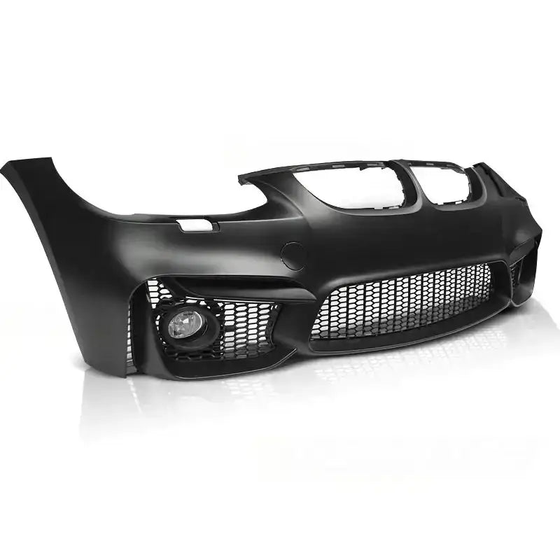 Frontfanger til BMW E92/E93 10-13 LCI M4 Look med nettinggitter og integrert tåkelys, sett skrått forfra.