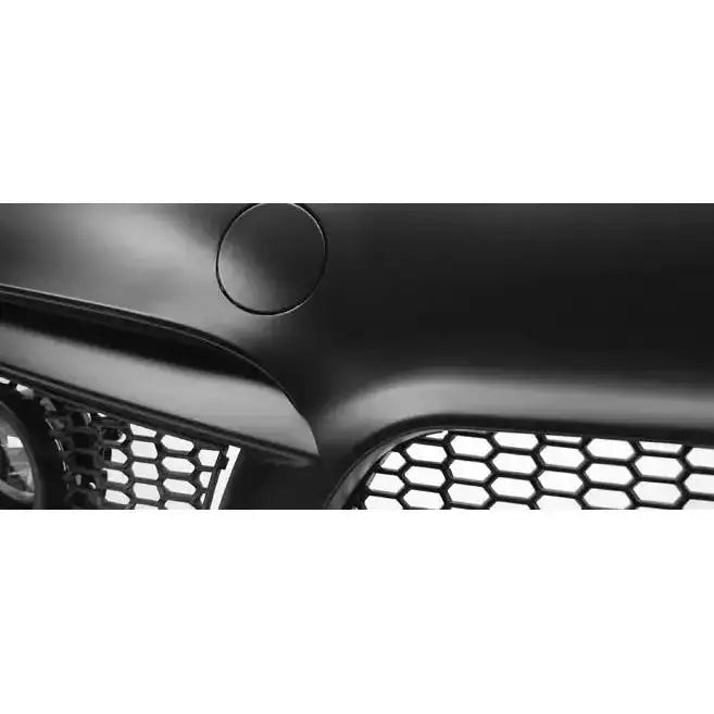 Frontbumper til BMW E92/E93 10-13 LCI M4 Look i sort plast med bikubemønstret grill og sensor.