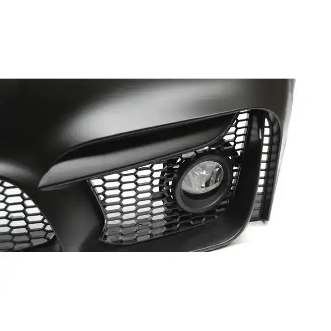 Frontfanger til BMW E92/E93 10-13 LCI M4 Look med bikakemønstret grill og rund tåkelykt.