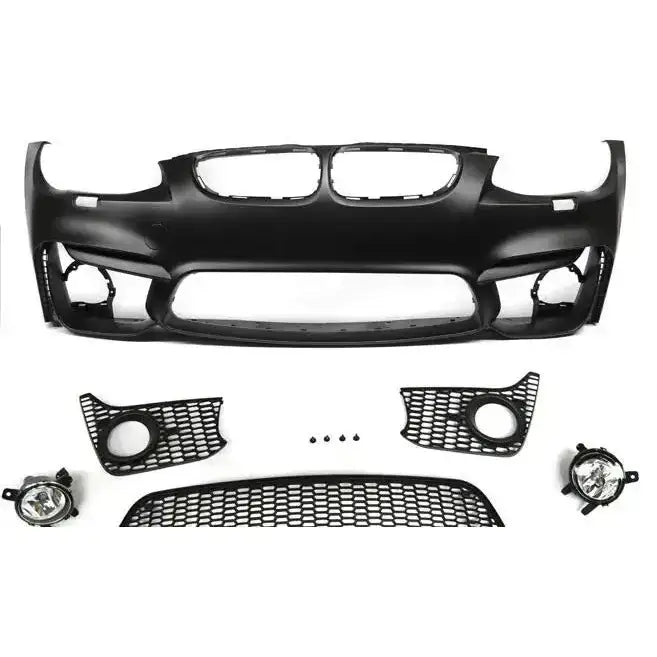 Front bumper til BMW E92/E93 LCI M4 Look med gitter og tåkelys, sett forfra på hvit bakgrunn.