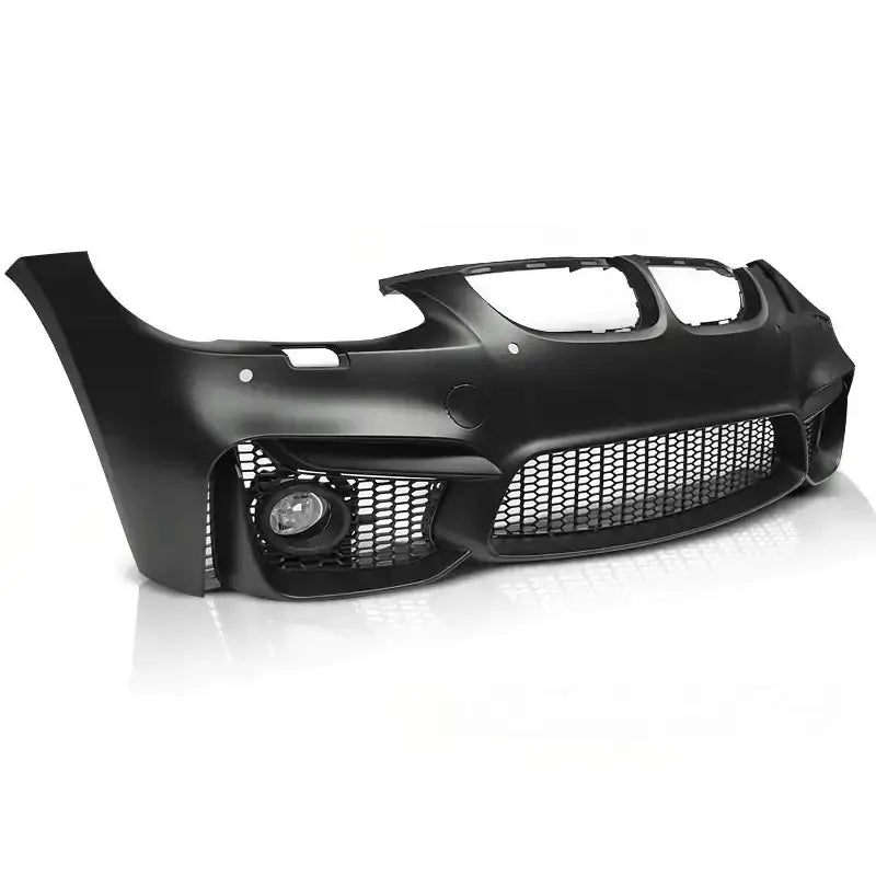 Frontfanger til BMW E92/E93 10-13 LCI M4 Look med netting, luftinntak og integrert tåkelykt.