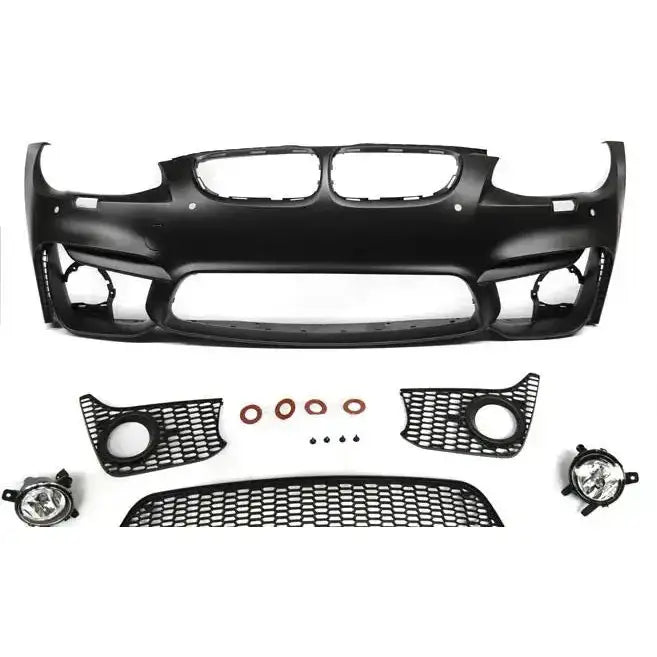 Front bumper til BMW E92/E93 LCI M4 Look sett forfra med gitter, tåkelykter og monteringsdeler.