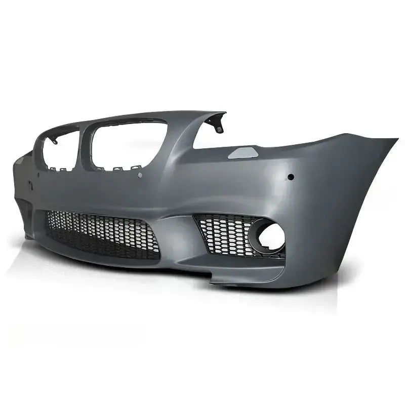 Frontfanger BMW F10 M5 Style PDC i grå plast med gitter og åpning for tåkelys, sett skrått forfra.