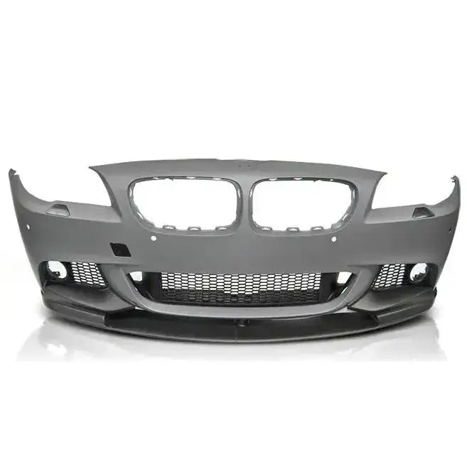 Front bumper til BMW F10/F11 M-Performance med store grillåpninger og sort bunnspoiler, sett forfra.