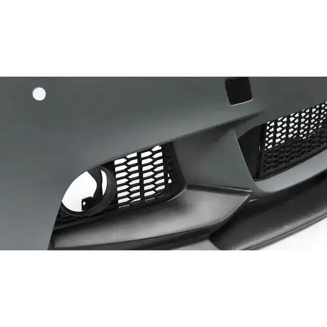 Frontbumper BMW F10 F11 M-Performance matt svart med luftinntak, netting og åpning til tåkelys.
