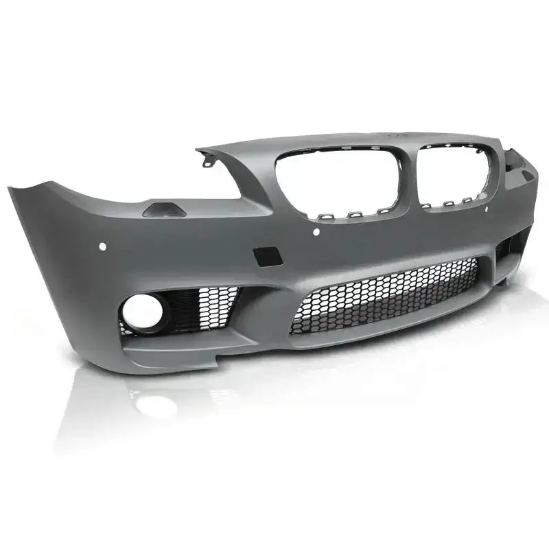 Frontfanger til BMW F10/F11 LCI M5 Style med store lykteåpninger og sort netting nederst.