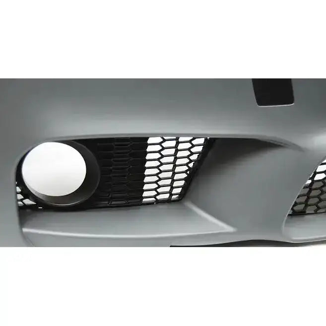 Frontbumper til BMW F10/F11 LCI M5 Style med sort bikubemønstret grill og hull til tåkelys.