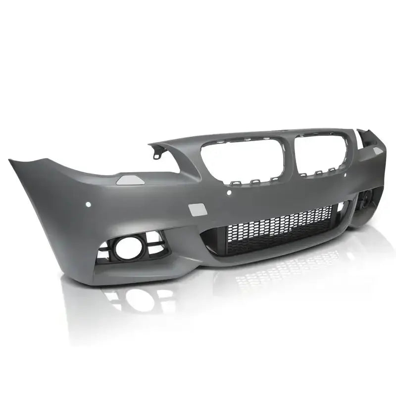 Frontfanger til BMW F10/F11 LCI M-Pack, grå plast med sorte nett og åpninger for lykter og grill.
