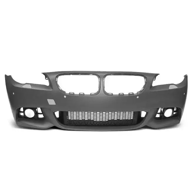 Front bumper til BMW F10/F11 LCI M-Pack vist rett forfra med store åpninger mot hvit bakgrunn.