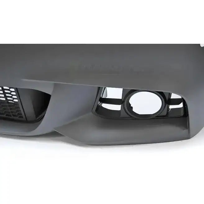 Frontbumper til BMW F10/F11 LCI M-Pack i matt grå plast med åpning for tåkelys, nærbilde fra siden.