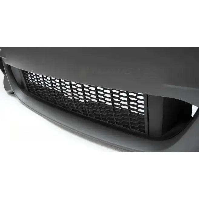Støtfanger foran til BMW F10/F11 LCI med sort plastgrill og bikubemønstret nett, nærbilde fra front.