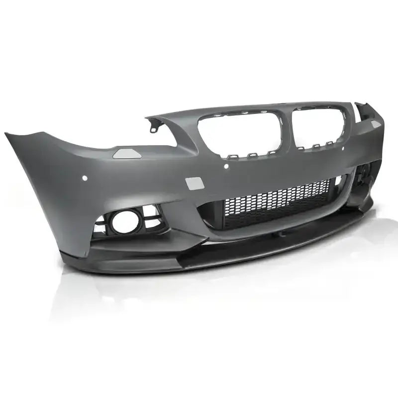 Frontfanger BMW F10/F11 LCI M-Performance med store luftinntak og sorte detaljer sett skrått forfra.