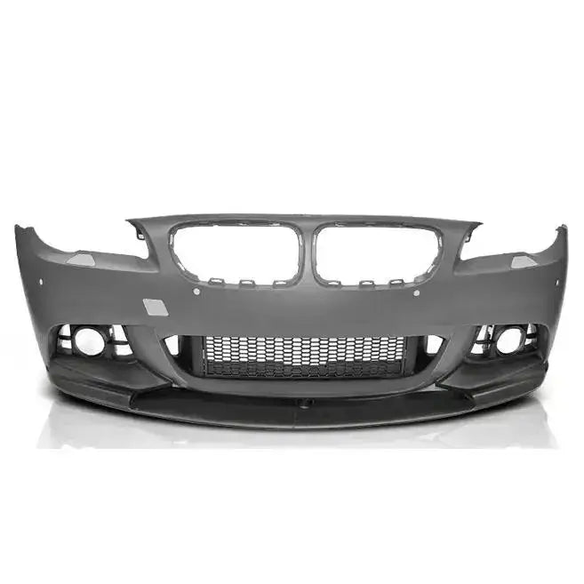 Front bumper til BMW F10/F11 LCI 13-16 M-Performance PDC sett rett forfra med åpne hull og gitter.