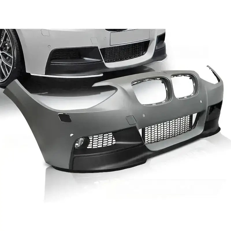 Støtfanger foran til BMW F20/F21 M-Performance PDC i grå plast med sorte detaljer og store luftinntak.