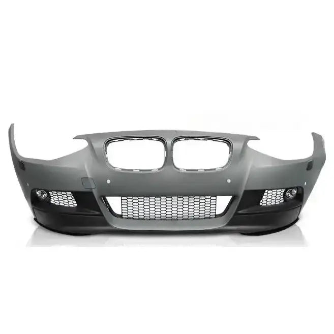 Front bumper BMW F20/F21 M-Performance grå med sorte detaljer og netting foran grill og tåkelys.