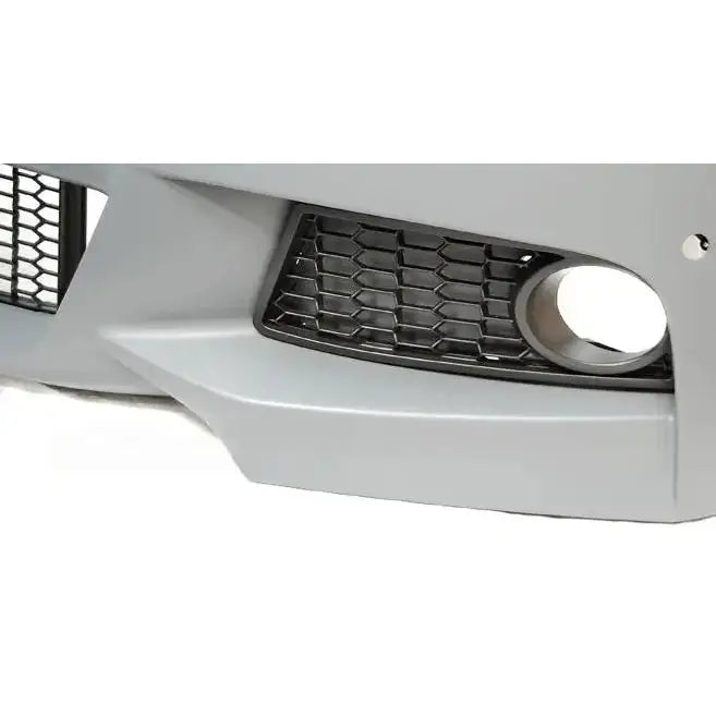 Frontbumper til BMW F20/F21 M-Tech, lys grå plast med sort bikubemønstret grill og hull til tåkelys.