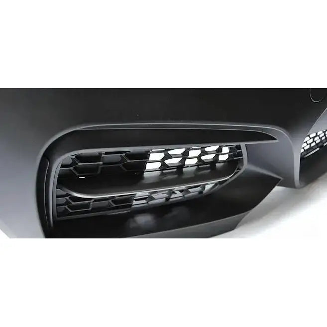 Front bumper til BMW F20/F21 M235, sort plast med bikubemønstret grill sett fra skrå vinkel.